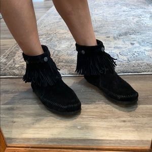 Minnetonka short fringe boots